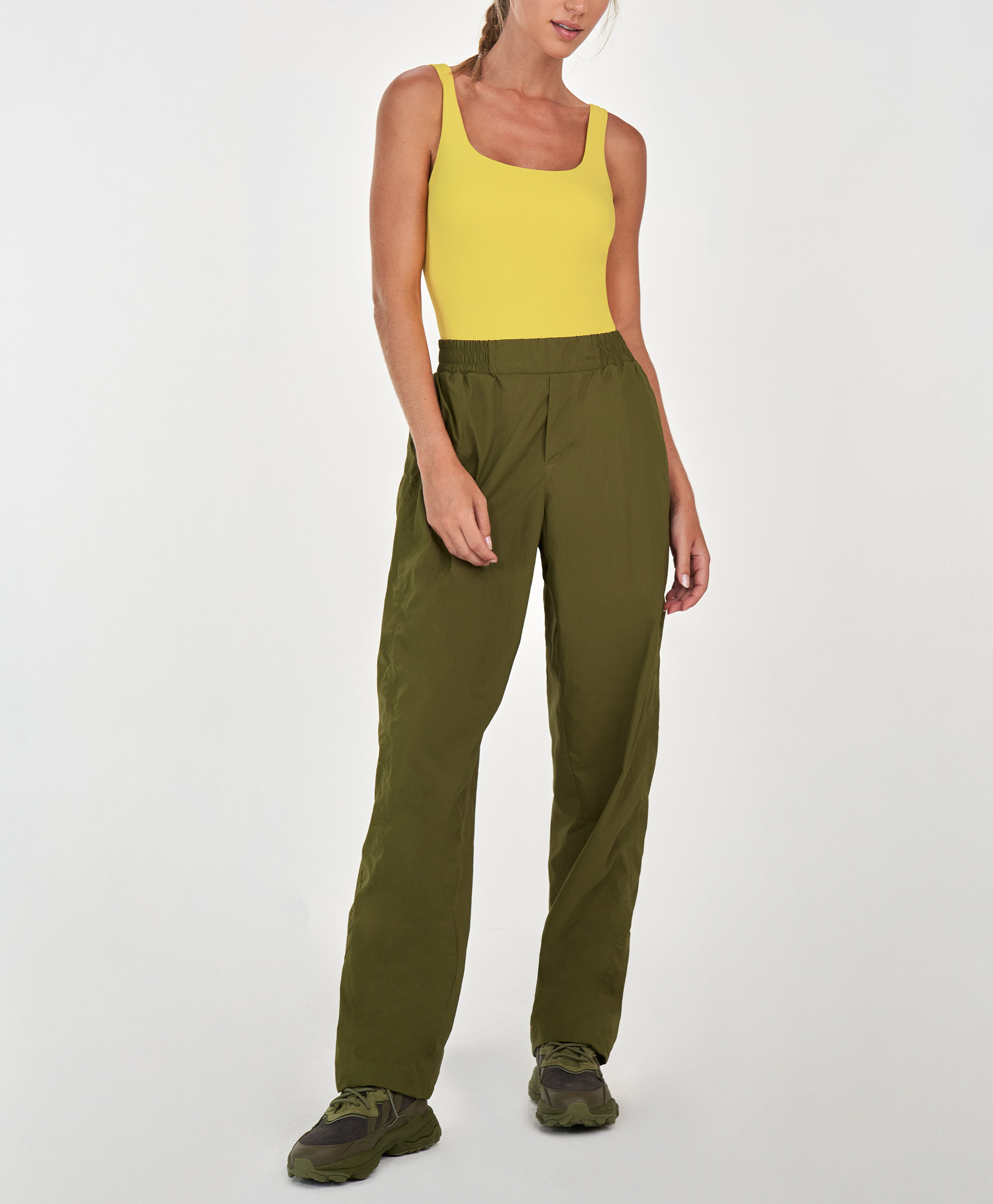 CALÇA RECORTE BOLSOS LATERAIS