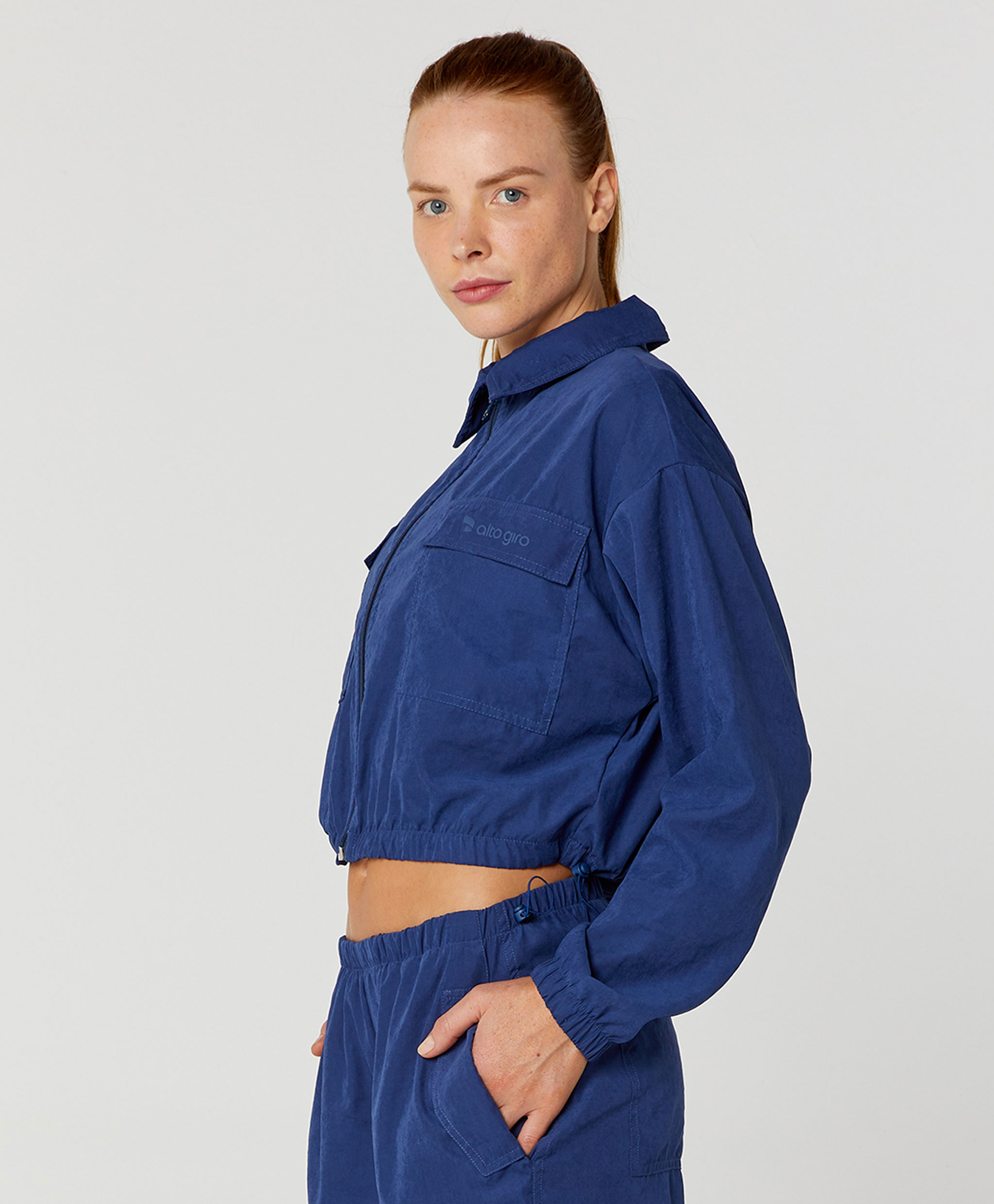 JAQUETA CROPPED COM ZIPER