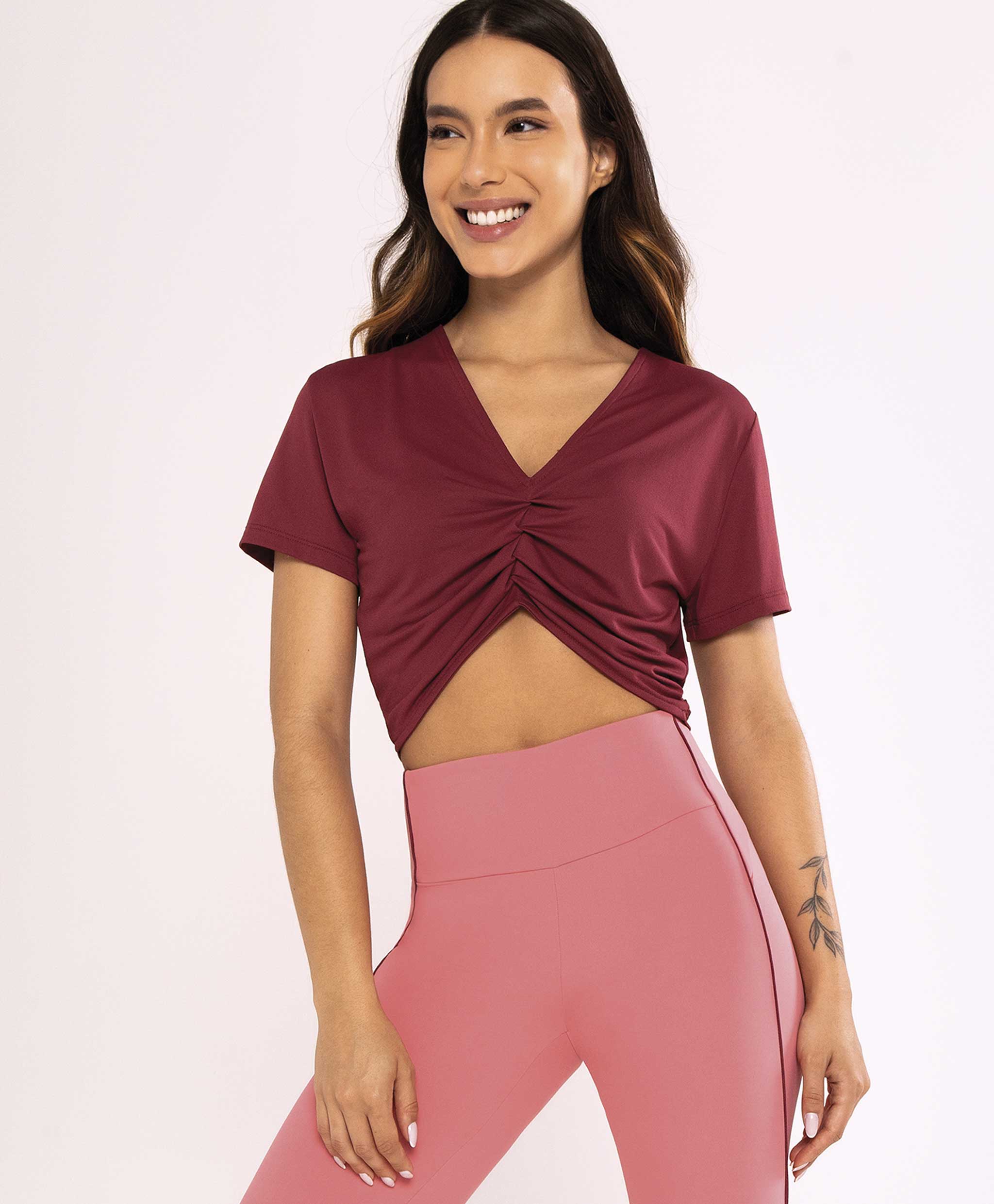 T-SHIRT CROPPED PORUS DETALHE